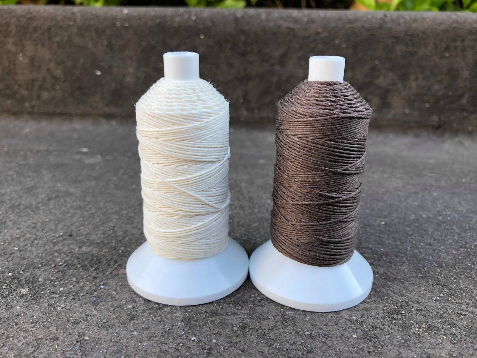 So Mac Plaiting Thread 18/3 25g Reel (Small) Brown & White - NextGen Equine 